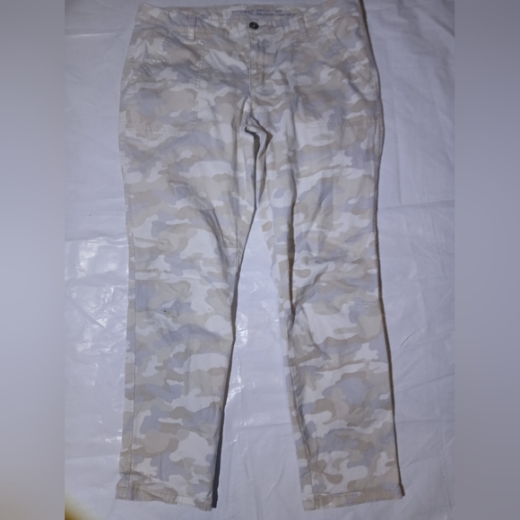 GAP Pants - GAP Women’s Skinny Camo Pants | Beige & White | Size 12P |